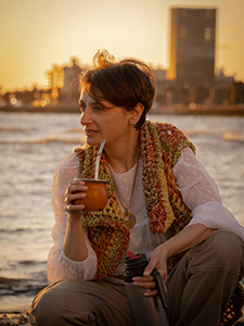 Jeune femme savourant du maté dans une calebasse traditionnelle avec bombilla