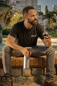 Homme savourant du maté